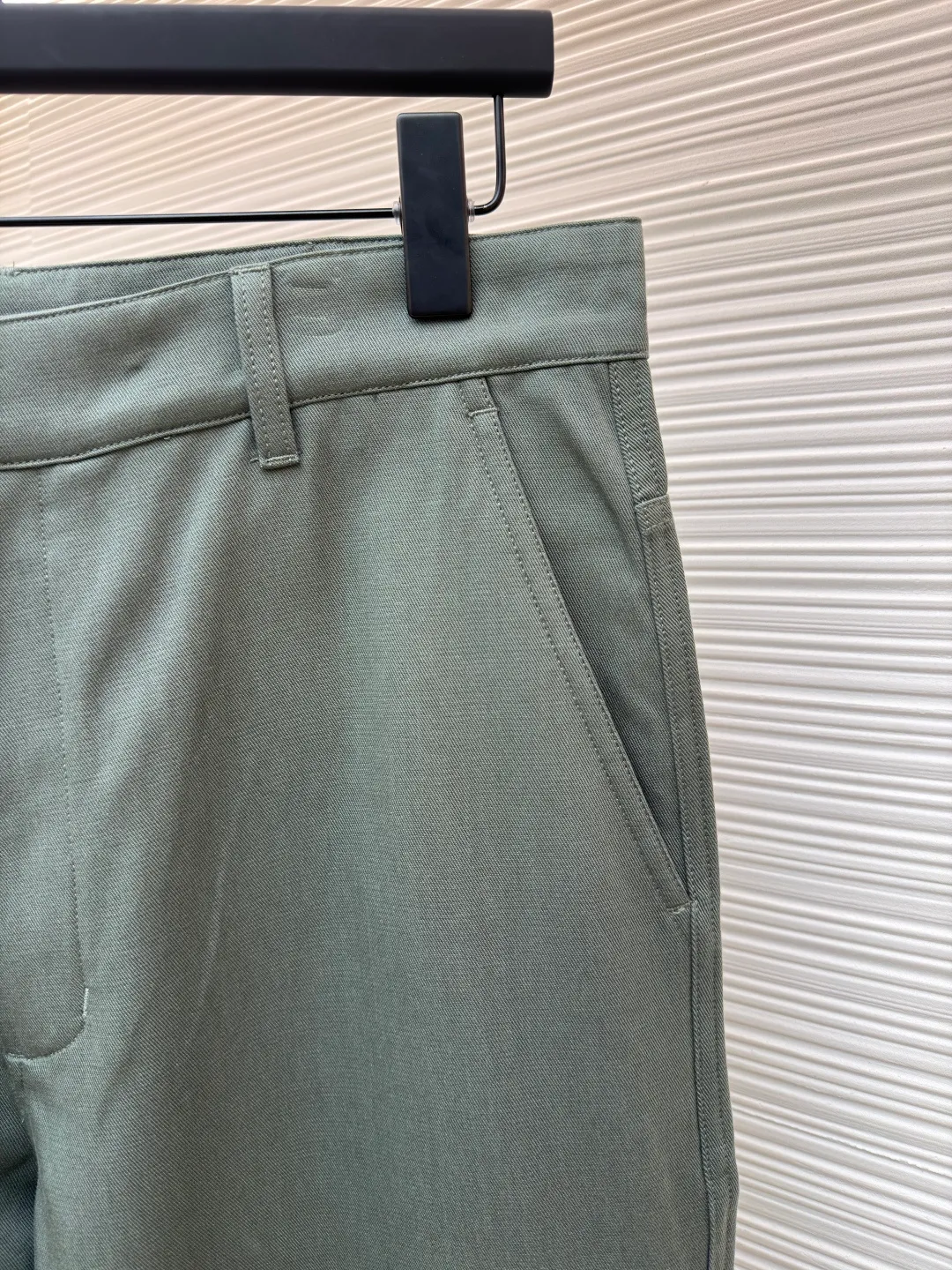 LOUIS VUITTON linen patch pocket overalls ●Original version: Purchased and developed at 13450 ●Item number: 1682125-A75 ●Fabric: linen fabric ●Technology: patch production ●Color: green ●Version: fitted version ●Weight: about 570 grams ●Size: S-M-L-XL ●Description: This overall is made of light linen canvas with a simple silhouette and is made of nubuck Damier The label on the back expresses the brand's style. It can be paired with the same work jacket to create a modern look, making it an everyday fashion choice in summer. Relaxed fit 100% linen Italian pockets Back patch pockets Nubuck label. The overall wiring is straight and delicate, the fabric is comfortable and soft, and the color is consistent without color difference. It can be matched with the same style to create a fashionable look and control various occasions. Customized accessories, complete with three standards, same style for men and women!